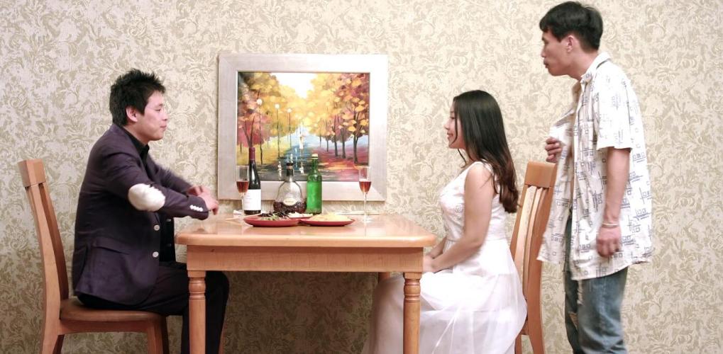 机智小偷玩转饭局约会大美女