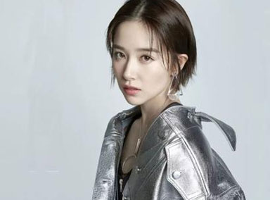 阚清子恋情曝光男方躲后车座接机 同逛宜家