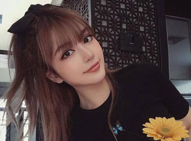 周扬青素颜出镜判若两人，网友：有明星的命