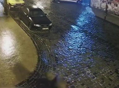 路面结冰女子脚底抹油摔倒19次