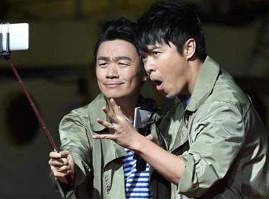 陈思诚与王宝强聚餐近照曝光 发福明显啤酒肚浑圆