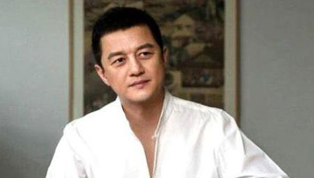 李亚鹏频繁带小女友露面