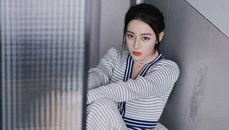 迪丽热巴穿海军条纹衫秀身材