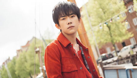 易烊千玺出关后腿伤未愈