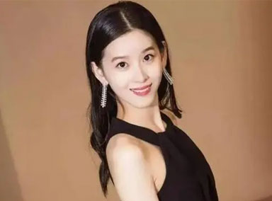 章泽天晒健身照素颜出镜身材纤细，却被吐槽戴首饰炫富