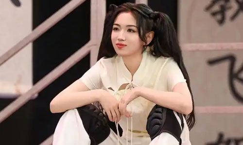 代露娃ELLE红毯摔倒